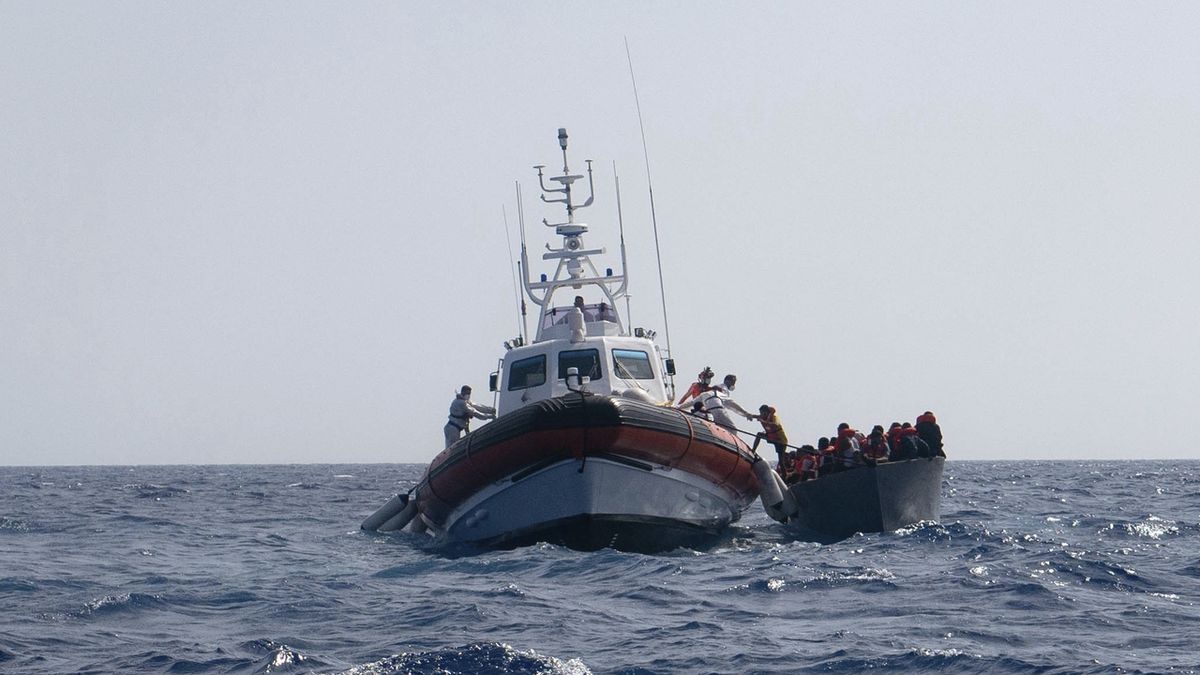 Italská zásobovací loď zachránila 65 migrantů mířících z Libye do Evropy